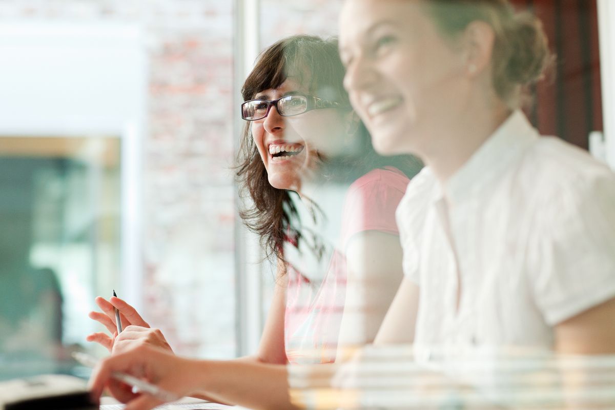 Команда отрабатывает навыки эффективной коммуникации за рабочим столом